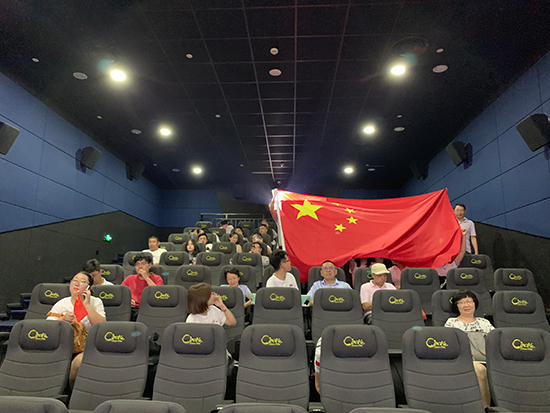 觀影現場員工陸續進場